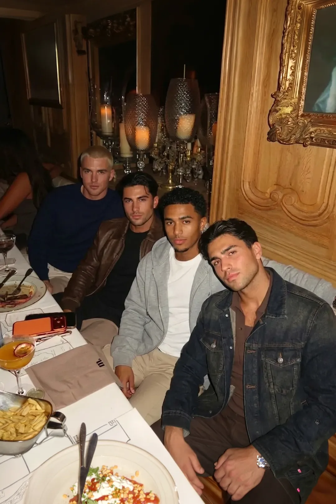 Gay men sharing dinner at a Mingleo event